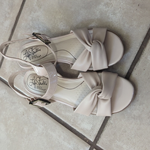 🎉HP🎉 NWOT Life Stride Soft System sandals in beige - Picture 1 of 4